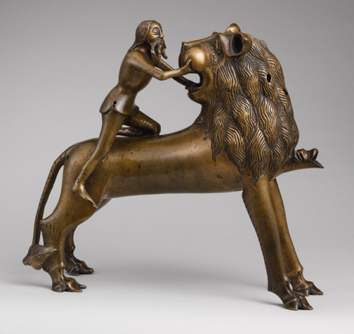 gazophylacium:Aquamanile in the Form of Samson and the Lion, late 14th century: German, copper alloy