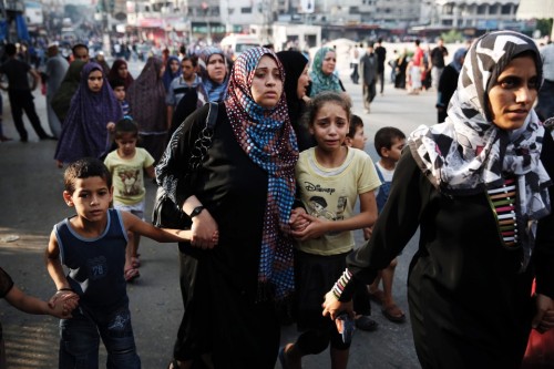 fotojournalismus:  Thousands flee Gaza’s Shujaiyah after night of terror | July 20, 2014 They walked in their thousands, barefoot and in their pyjamas, streaming out of the eastern Gaza district of Shujaiyah after a night of non-stop Israeli bombing.