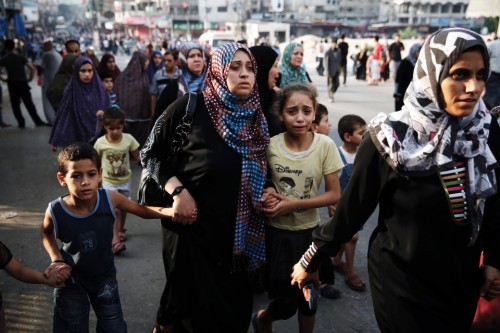 fotojournalismus:  Thousands flee Gaza’s Shujaiyah after night of terror | July 20, 2014 They walked in their thousands, barefoot and in their pyjamas, streaming out of the eastern Gaza district of Shujaiyah after a night of non-stop Israeli bombing.