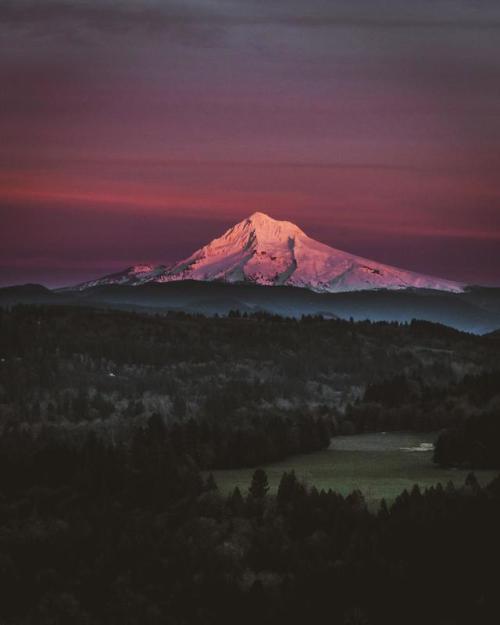 jbeckham44: Mt. Hood during sunset [OC] [2400x3000] via /r/EarthPorn bit.ly/2WrdF9f