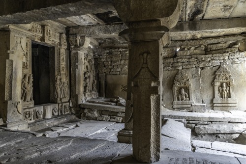 Shiva lingam, Bateshwar group of temples, Madhya Pradesh, photos by Kevin Standage, more at https://