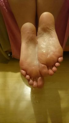 foot-perv:Reblog if you love pretty feet!