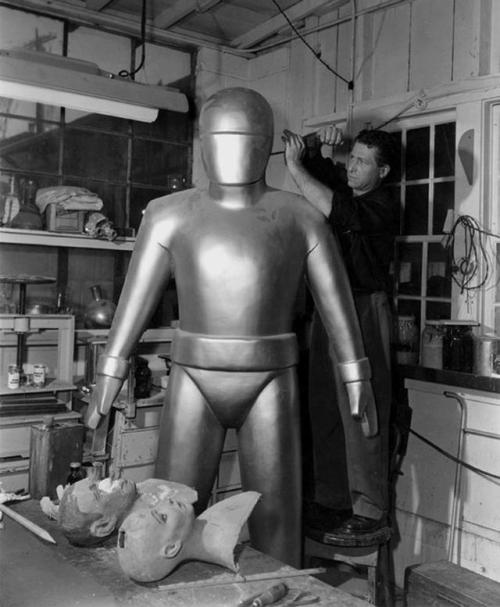 vintagegeekculture:The making of Gort in “The Day the Earth Stood Still” (1951)