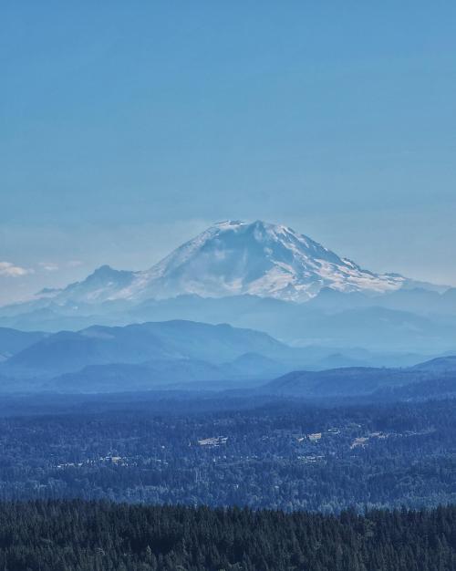 oneshotolive:  Mt. Rainier, as seen from Poo Poo Point, Washington [OC] [2400x3000] 📷: aparajit09 