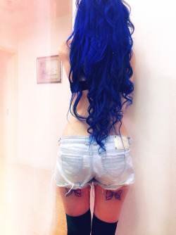 madzee:  cute-colored-hair:  COLORED HAIR BLOG ♥ ♥ ♥ | INSTAGRAM | PERSONAL TUMBLR  omg, want long blue hair :O