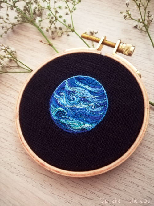 &ldquo;Neptune&rdquo;Hand embroidery.DMC embroidery threads on linen.Frame : 8cm in diameter