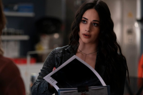With the threat of Jones behind them, in a peaceful Roswell we find Liz (Jeanine Mason) is busy teac