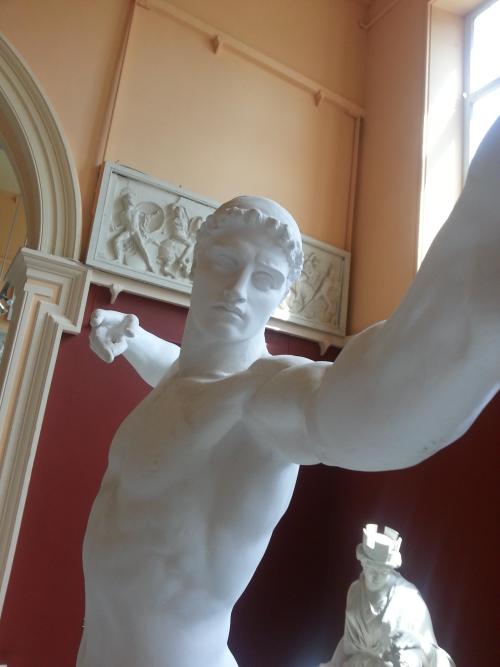 tastefullyoffensive:Statue Selfies (bonus nude statue selfie) [x]