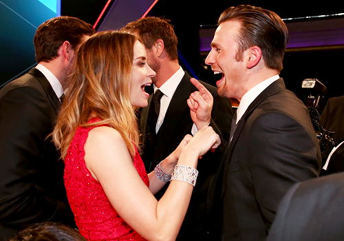 emilyblunt-news:  Emily Blunt, Chris Evans, and Chris Hemsworth at the Critics’ Choice Awards 