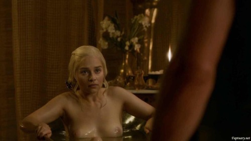 Sex celeb-babes-archive:  Emilia Clarke @celeb-babes-archive pictures