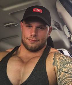 roidedmusclebullswithemptyposers: one hot beefy bull,woof xx. 