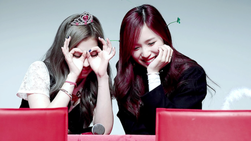 alltwiceicons:   Japan line lockscreens and Desktop Wallpapers  Don’t forget to check the side
