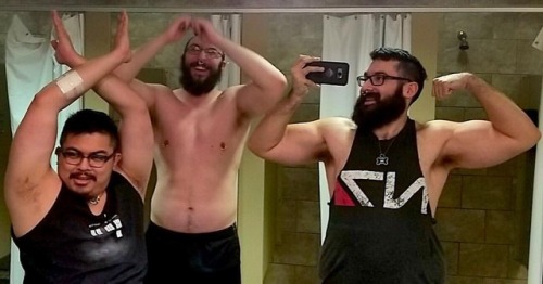 thelastofthewine: ninja-adobo: that time when the Dudes are flexing their muscles & showing their gains then i come in & ruin the photo with my Mako pose from Kill La Kill 