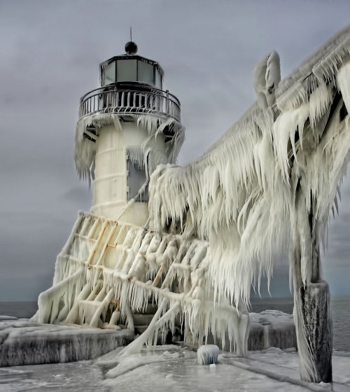 txkyolights - Frozen lighthouse on Lake Michigan Shore