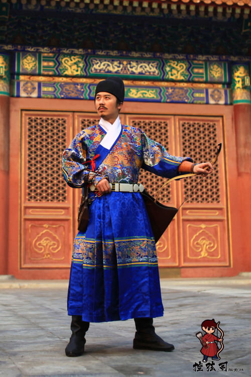 The Yèsā (曳撒) and Tiēlǐ (貼里) are Imperial Ming garments for males. While the Tieli has a pleated ski