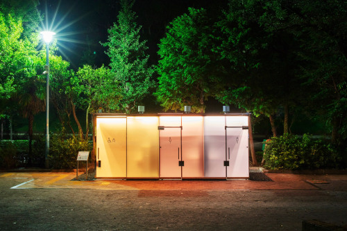 aviel:Shigeru Ban transparent public toilets in Tokyo Wonder is like to take a dump in a bathroom li