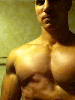 lolo0807:keepemgrowin:  The pecs are growing