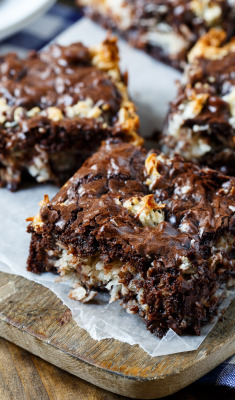 fullcravings:  Easy Macaroon Brownies   Like