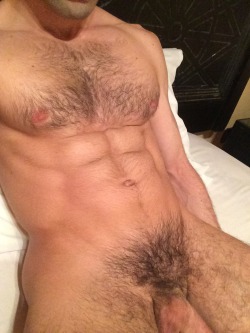 gr8kingofhearts:  growingjock:  I havent lifted in a week now … Starting to lose some mass :/  😍😍