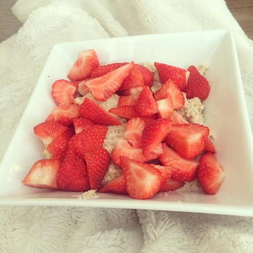 Nam nam! Beste æ veit e jordbær oppå havregrøten! #havregrøt #oatmeal #jordbær #strawberry #healthy 