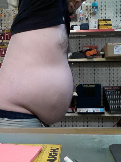 pumpui-fatty:  Stuffed from this morning’s breakfast and weight gainer shake.  Now bloated an stuffed at work. I feel so round ! 