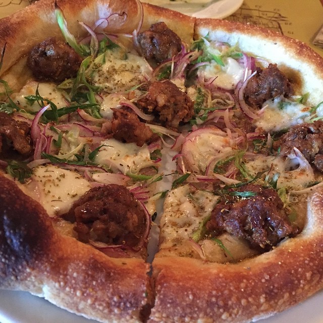 #pizza from @pizzeriaMozza #fennel #sausage #panna #redOnion #scallions #italian #marioBataly #joeBastianich #nancySilverton #Mozza LA #instafood #foodporn #nomnom
