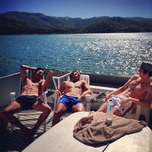borntoservicestr8men:  What’s not to love about Australia?  I think I would blow the whole country.