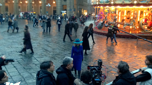 cleolinda: dangerousconclusions: bahorallen: Firenze- Italia. 15-12-2014.Gillian Anderson in the set