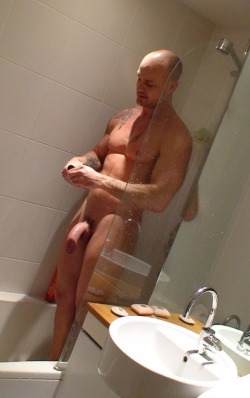 ginger-kicks:  Kurt in the shower.