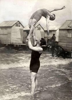 Hold me tight. 1925