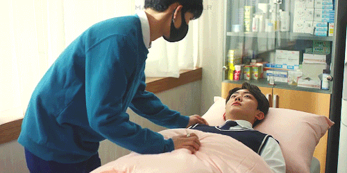 mark-kit:Yoohan taking care of Yeonwoo during color rushes