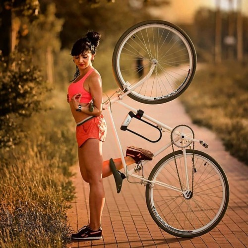 javi-ballestero: @dul_cynea #citygirls #girlbike #girlsgonefixie #ridegirl #ridelikegirl #fixiechick