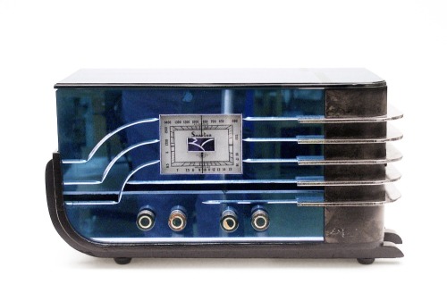 Walter Dorwin Teague, radio, 1936. Glass, wood and metal, Sparton Corporation, USA. Via Röhsska Muse