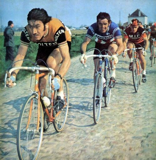 roadworksbicyclerepairs: Merckx and De Vlaeminck on the Paris-Roubaix pavé.
