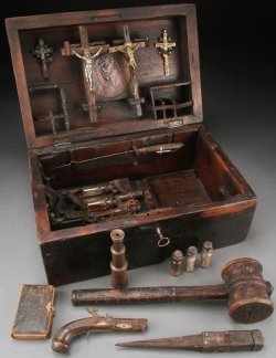 vythodias:  steampunktendencies: Vampire Killing Kit  Always reblog Vampire Killing Kits. Always. 