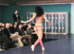  Mel Fronckowiak representa o Brasil em concurso estrangeiro, sambando. 