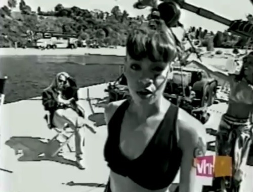 thelifeofasupernova:  Lisa and Chilli on the set of “Waterfalls.”
