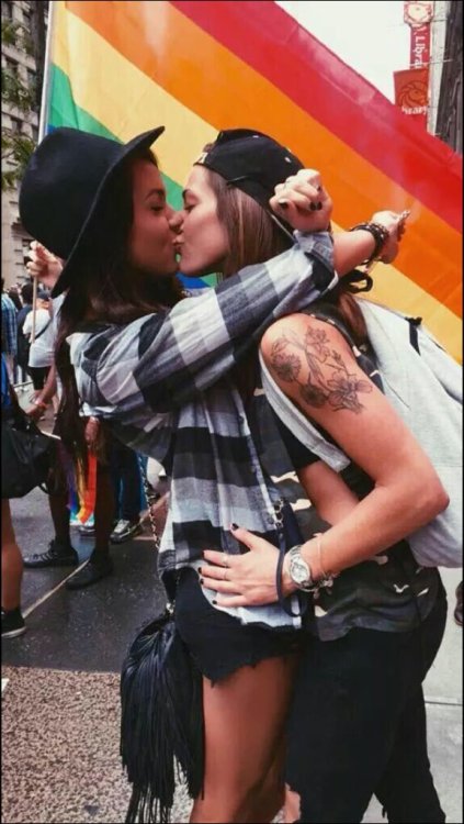 hottest-lesbian-kiss:>> Click here for the hottest lesbian kisses <<