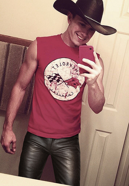 booteddipstud:  shinybrat:  cowboy_12 by Officeleather on Flickr.  just fuckn HOT