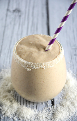 veganfoodblog:  Coconut, Vanilla, and Almond Butter Smoothie  Yuuuuuuum