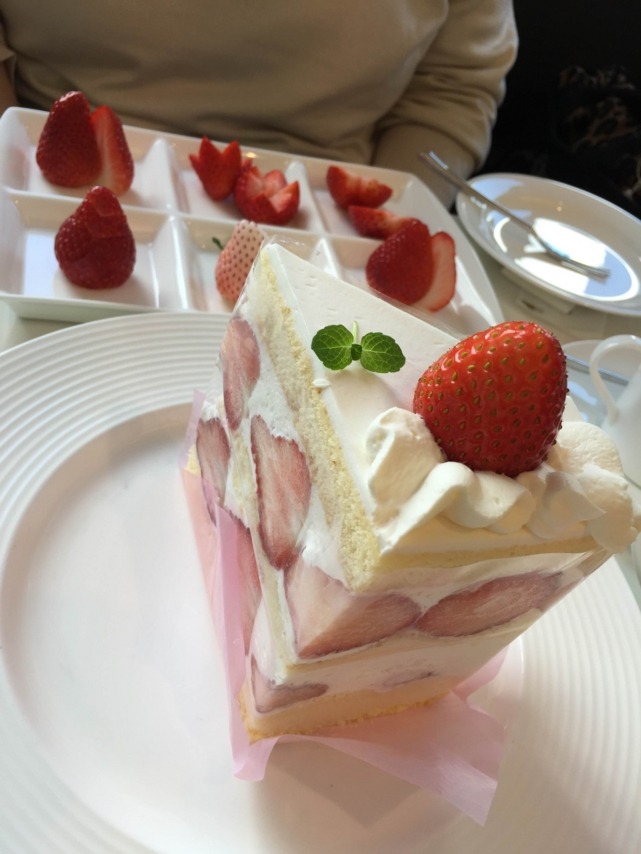 petitcho: スカイベリーのパフェ &amp; 苺のダブルショートケーキ