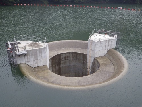 architectureofdoom:Spillway, Hongouchi dam, Nagasaki