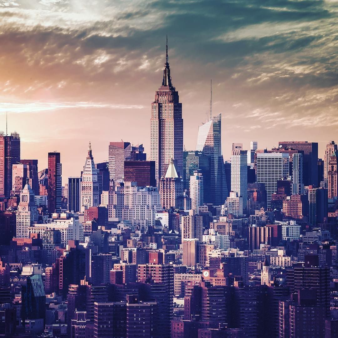 adore-new-york:  Photograph by a_r_ttsy  [More NYC here →]
