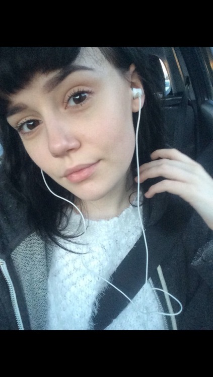 agingb0nes:  decandia:  agingb0nes this is an old pic of me with dark hair , but sometimes I feel like we look similar. I had to show you, I hope you don’t think I’m creepy!  Aw you’re very cute!  So cute 