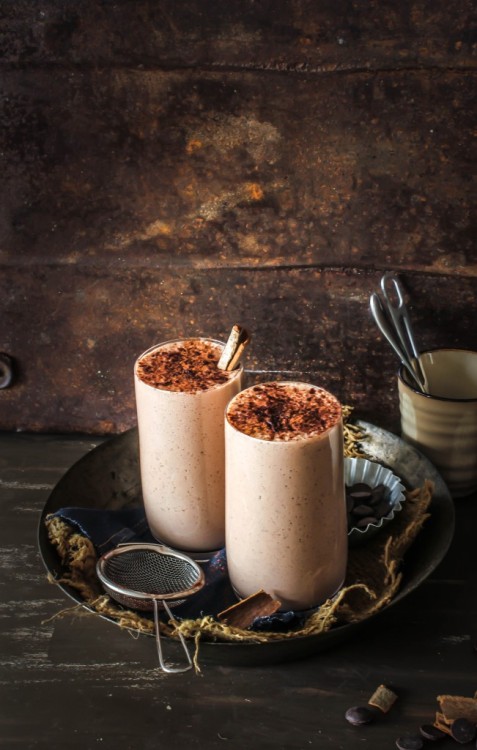 magicalfoodtime: (via Well Naturally Chocolate A Spiced Chocolate Lassi Giveaway | Sugar et al)
