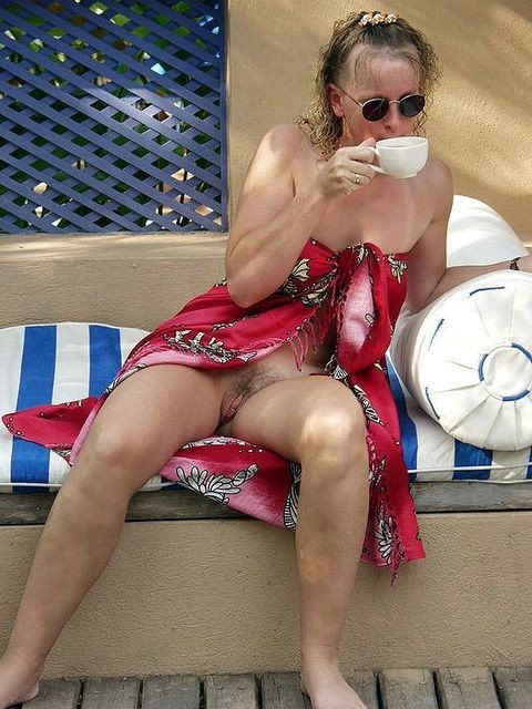 beachdancer:Milf enjoying her coffee, her book and her pussy in publicooooh i cant