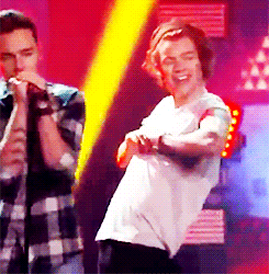 quitespecial:  jan 7th, 2012: harry blowing a kiss to louis’ momnov 22nd, 2013: harry gesturin