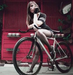 girls-on-bicycles:  Girls On Bicycle 