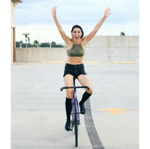 javi-ballestero:By @rissssyy #girlbike #nohands #girlsgonefixie #ridegirl #top #fixiestyle #ridelike