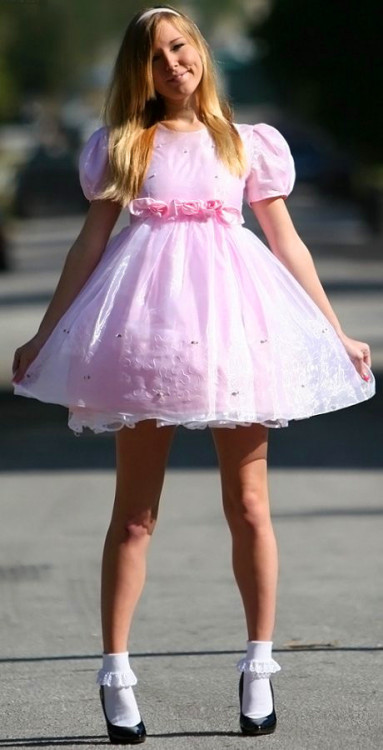 wishingsissy:  pinksissy4:  Yes please! Take me to the mall with other sissies dressed like this!  F